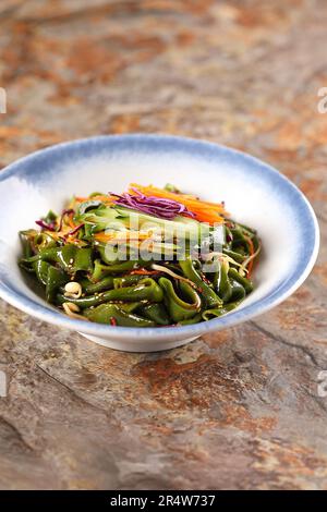 Nouilles Mung transparentes dans une sauce，Liangpi，plat chinois composé de nouilles froides à base de farine de blé ou de riz，nouilles chinoises de riz en-cas Banque D'Images