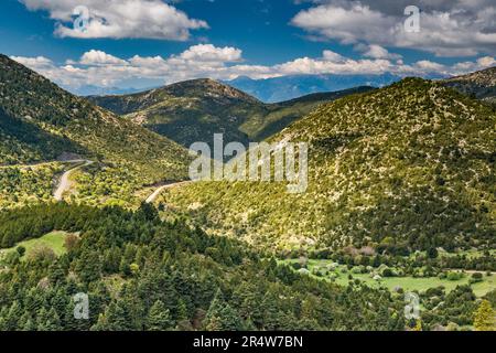 Parnon massif (montagnes Parnonas), en épingle à cheveux tourne sur l'autoroute sud-ouest de Kosmas, région de Laconia, région du Péloponnèse, Grèce Banque D'Images