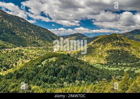 Parnon massif (montagnes Parnonas), en épingle à cheveux tourne sur l'autoroute sud-ouest de Kosmas, région de Laconia, région du Péloponnèse, Grèce Banque D'Images