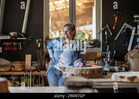 Portrait of artisane dans son atelier Banque D'Images