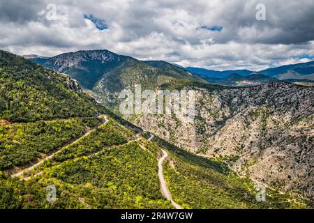 La broche tourne sur l'autoroute vers Kosmas près du col d'Elonis (Pérasma Elónis), le massif Parnon (montagnes Parnonas), l'ouest de Leonidio, région du Péloponnèse, Grèce Banque D'Images