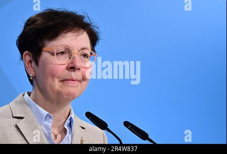 30 mai 2023, Thuringe, Erfurt: Heike Taubert (SPD), ministre des Finances de la Thuringe, présente le bilan des bureaux fiscaux de la Thuringe pour 2022 lors de la conférence des médias du gouvernement. Cela comprend des chiffres sur les recettes fiscales, le temps de traitement et les appels, par exemple. Photo: Martin Schutt/dpa Banque D'Images