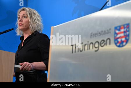 30 mai 2023, Thuringe, Erfurt: Susanna Karawanskij (Die Linke), ministre de l'Agriculture de Thuringe, présente un concept pour le développement futur de l'agriculture biologique en Thuringe lors de la conférence de presse du gouvernement. L'objectif est de « garantir une croissance de l'agriculture biologique adaptée au marché et compatible avec l'environnement », selon un communiqué de presse. Photo: Martin Schutt/dpa Banque D'Images