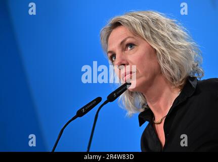 30 mai 2023, Thuringe, Erfurt: Susanna Karawanskij (Die Linke), ministre de l'Agriculture de Thuringe, présente un concept pour le développement futur de l'agriculture biologique en Thuringe lors de la conférence de presse du gouvernement. L'objectif est de « garantir une croissance de l'agriculture biologique adaptée au marché et compatible avec l'environnement », selon un communiqué de presse. Photo: Martin Schutt/dpa Banque D'Images
