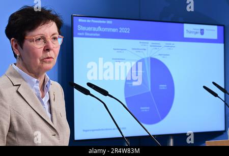 30 mai 2023, Thuringe, Erfurt: Heike Taubert (SPD), ministre des Finances de la Thuringe, présente le bilan des bureaux fiscaux de la Thuringe pour 2022 lors de la conférence des médias du gouvernement. Cela comprend des chiffres sur les recettes fiscales, le temps de traitement et les appels, par exemple. Photo: Martin Schutt/dpa Banque D'Images
