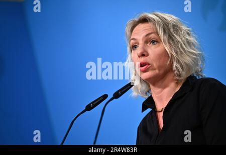 30 mai 2023, Thuringe, Erfurt: Susanna Karawanskij (Die Linke), ministre de l'Agriculture de Thuringe, présente un concept pour le développement futur de l'agriculture biologique en Thuringe lors de la conférence de presse du gouvernement. L'objectif est de « garantir une croissance de l'agriculture biologique adaptée au marché et compatible avec l'environnement », selon un communiqué de presse. Photo: Martin Schutt/dpa Banque D'Images