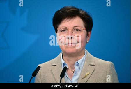 30 mai 2023, Thuringe, Erfurt: Heike Taubert (SPD), ministre des Finances de la Thuringe, présente le bilan des bureaux fiscaux de la Thuringe pour 2022 lors de la conférence des médias du gouvernement. Cela comprend des chiffres sur les recettes fiscales, le temps de traitement et les appels, par exemple. Photo: Martin Schutt/dpa Banque D'Images