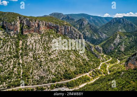 Canyon de la rivière Agiorgitiko, massif du Parnon (monts Parnonas), vue du monastère d'Elonas, à l'ouest de Leonidio, région d'Arcadia, région du Péloponnèse, Grèce Banque D'Images