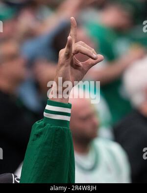 Boston Boston, États-Unis. 29th mai 2023. BOSTON, ma - 29 MAI : un fan des Boston Celtics met sa main dans l'air lors du jeu 7 de la finale de la Conférence de l'est 2023 éliminatoires de la NBA à TD Garden sur 29 mai 2023 à Boston, Massachusetts. (Photo de Stephen Nadler/PxImages) Credit: PX Images/Alamy Live News Banque D'Images