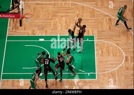 Boston Boston, États-Unis. 29th mai 2023. BOSTON, ma - MAI 29 : Jimmy Butler #22 de la chaleur de Miami tire le ballon contre Marcus Smart #36 des Boston Celtics pendant le jeu 7 de la finale de la Conférence de l'est 2023 matchs de la NBA à TD Garden sur 29 mai 2023 à Boston, Massachusetts. (Photo de Stephen Nadler/PxImages) Credit: PX Images/Alamy Live News Banque D'Images