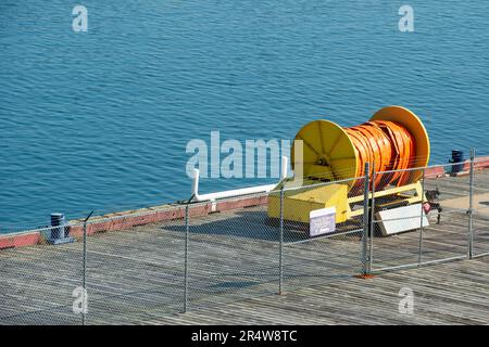 L'invention concerne une bobine industrielle de sorbants de pétrole orange qui déverse un matériau absorbant de barrage de confinement pour les accidents environnementaux et les catastrophes en mer, tels que le pétrole. Banque D'Images