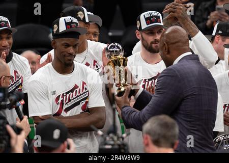 Boston Boston, États-Unis. 29th mai 2023. BOSTON, ma - 29 MAI : Jimmy Butler #22 of the Heat célèbre après avoir remporté le prix du joueur le plus précieux de la série après le jeu 7 de la finale de la Conférence de l'est 2023 éliminatoires de la NBA à TD Garden sur 29 mai 2023 à Boston, Massachusetts. (Photo de Stephen Nadler/PxImages) Credit: PX Images/Alamy Live News Banque D'Images