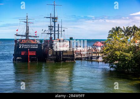 Cancun, Mexique ; 30 mai 2023 : le pont Calinda sur l'avenue Kukulcan dans la zone hôtelière de la Riviera Maya qui relie la lagune de Nichupte. Banque D'Images