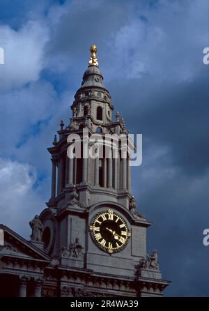 Vue des années 1990 sur la tour sud-ouest de la cathédrale Saint-Paul de Londres Banque D'Images