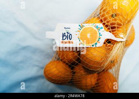 Paris, France- 21 janvier 2023 : mandarines bio Auchan, 1 kg de poids, assis à l'intérieur exposé. Leur peau jaune vif rayonne de santé et de bien-être pour une alimentation saine. Banque D'Images