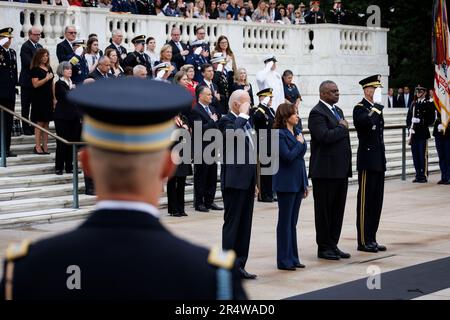 Arlington, États-Unis. 29th mai 2023. LE président AMÉRICAIN Joe Biden, le vice-président Kamala Harris et le secrétaire à la Défense Lloyd Austin, participent à une cérémonie de pose de couronnes à la tombe du soldat inconnu au cimetière national d'Arlington le jour du souvenir à Arlington, Virginie, États-Unis, lundi, 29 mai, 2023. Biden et le Président de la Chambre ont exprimé leur confiance dans le fait que leur accord sur le plafond de la dette sera adopté par le Congrès, évitant ainsi un défaut historique des États-Unis tout en fixant un cap pour les dépenses fédérales jusqu'après les élections de 2024. Photographe: Ting Shen/Pool/Sipa USA crédit: SIPA USA/Alay Live News Banque D'Images