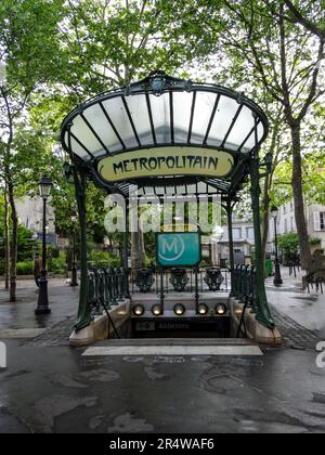 Magnifique Abbesses (Paris Métro), gare des transports en commun, France. Locaux, touristes et touristes Banque D'Images