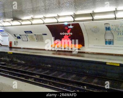 Magnifique Abbesses (Paris Métro), gare des transports en commun, France. Locaux, touristes et touristes Banque D'Images