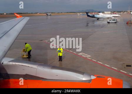 Aéroport d'Alicante Elche. Travailleur de la manutention au sol avec liste de contrôle à l'extérieur de l'avion de ligne easyJet prêt pour le départ. Banque D'Images