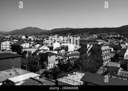 Kyoto, Japon. 7th mars 2023. L'horizon de la ville avec des appartements résidentiels et des développements immobiliers commerciaux.Kyoto (äº-éƒ½) est une ville historique majeure au Japon, riche en patrimoine culturel et de charme traditionnel. Connu pour ses temples emblématiques, ses jardins pittoresques et ses monuments historiques comme Kinkaku-ji et Fushimi Inari Taisha, Kyoto offre un aperçu du passé du Japon. Ses festivals animés, sa cuisine exquise et son atmosphère sereine captivent les visiteurs du monde entier. C'est un centre animé pour l'industrie du tourisme japonais et accueille de nombreuses entreprises comme Nintendo. Le Japon a un PO en déclin Banque D'Images