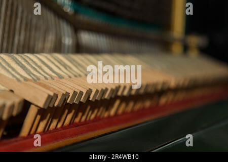 Pièces internes d'un vieux piano gros plan - mécanique, cordes. Mise au point sélective. Détails d'un instrument de musique de l'intérieur Banque D'Images