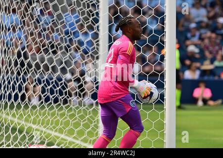 Kansas City, États-Unis. 28th mai 2023. Le gardien de but sportif de Kansas City, Kendall McIntosh (22), fait reculer le ballon. Le KC sportif a battu les Timbers de Portland lors d'un match de football de grande ligue sur 28 mai 2023 au stade Children's Mercy Park à Kansas City, Kansas, États-Unis. Photo par Tim Vizer/Sipa USA crédit: SIPA USA/Alay Live News Banque D'Images