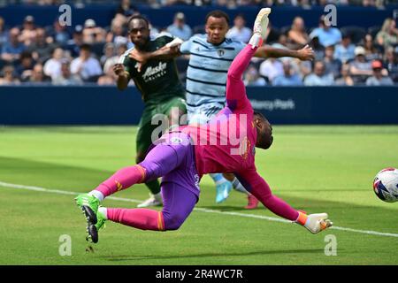 Kansas City, États-Unis. 28th mai 2023. Le gardien de but sportif de Kansas City, Kendall McIntosh (22), plonge pour bloquer un tir de Portland Timbers sur le but dans la première moitié. Le KC sportif a battu les Timbers de Portland lors d'un match de football de grande ligue sur 28 mai 2023 au stade Children's Mercy Park à Kansas City, Kansas, États-Unis. Photo par Tim Vizer/Sipa USA crédit: SIPA USA/Alay Live News Banque D'Images