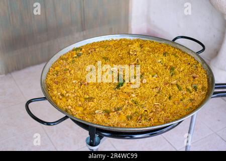 Traditionnelle Fideua d'Espagne, pâtes typiques faites avec des ingrédients de paella Banque D'Images