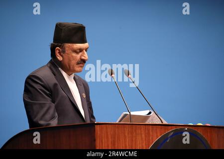 Sur 29 mai 2023, à Katmandou, Népal. Le ministre des Finances, M. Prakash Sharan Mahat, au Parlement fédéral, a dévoilé au Parlement fédéral le budget de l'exercice 2080/81. Le gouvernement népalais a alloué 1,751 billions de roupies népalaises comme budget pour l'exercice 2080-81. (Photo de Abhishek Maharajan/Sipa USA) Banque D'Images