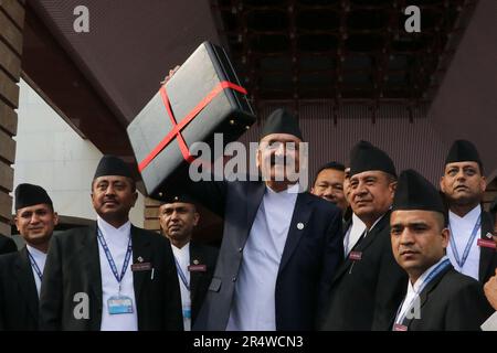 Sur 29 mai 2023, à Katmandou, Népal. Le ministre des Finances, M. Prakash Sharan Mahat, présente la mallette au personnel des médias lorsqu'il arrive au Parlement fédéral pour dévoiler le budget de l'exercice 2080-81. Le Gouvernement népalais a alloué 1,751 billions de roupies népalaises comme budget pour l'exercice 2080-81. (Photo de Abhishek Maharajan/Sipa USA) Banque D'Images