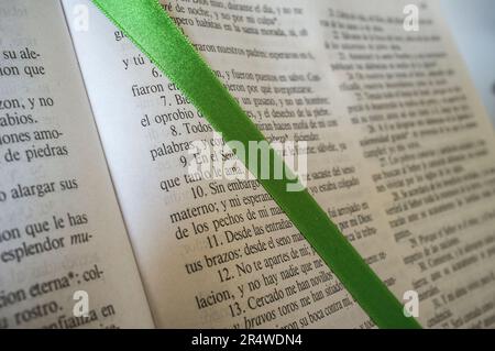 Ouvrez la Bible au Livre des Psaumes. Signet relié en vert sur la page Banque D'Images