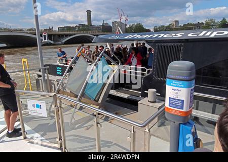 Arrivée du bateau, quai d'embarquement Battersea Power Station Thames Clipper, Nine Elms, Wandsworth, Londres, Angleterre, ROYAUME-UNI, SW8 5BN Banque D'Images