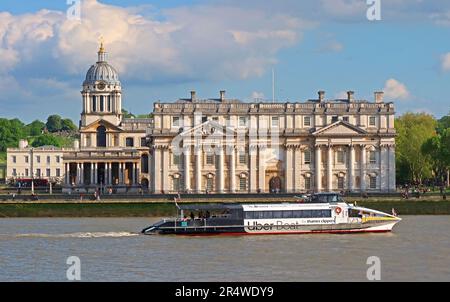 Le bateau Uber Thames Clipper passe devant le musée maritime national de Greenwich, en direction de l'ouest vers Canary Wharf et le centre de Londres Banque D'Images