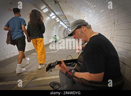 Busker dans le tunnel à pied de la Tamise de Greenwich, des randonneurs de divertissement allant de Greenwich à l'île des chiens, est de Londres, Angleterre, Royaume-Uni, SE10 9HT Banque D'Images