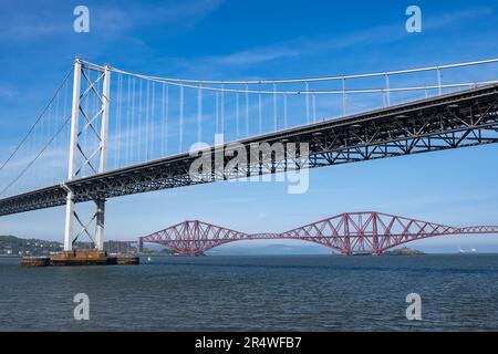 Royaume-Uni, Écosse, Forth Road Bridge et Forth Bridge traversant l'estuaire du Firth of Forth. Banque D'Images