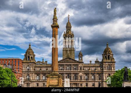 City Chambers et Scott Monument à George Square à Glasgow, Écosse, Royaume-Uni. Banque D'Images