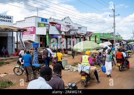 Marché ouvert le long de la route dans une petite ville. Kenya, Afrique. Banque D'Images