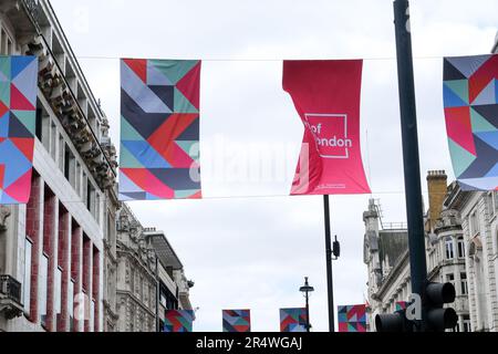 Piccadilly, Londres, Royaume-Uni. 30th mai 2023. Drapeaux sur Piccadilly par un membre de l'Académie Royale, Rana Begum. Utilisation de géométrie inspirée par l'art et l'architecture islamiques. Crédit : Matthew Chattle/Alay Live News Banque D'Images