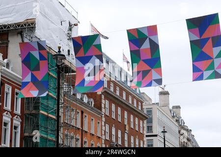 Piccadilly, Londres, Royaume-Uni. 30th mai 2023. Drapeaux sur Piccadilly par un membre de l'Académie Royale, Rana Begum. Utilisation de géométrie inspirée par l'art et l'architecture islamiques. Crédit : Matthew Chattle/Alay Live News Banque D'Images