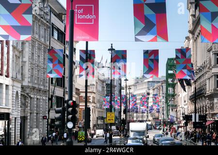 Piccadilly, Londres, Royaume-Uni. 30th mai 2023. Drapeaux sur Piccadilly par un membre de l'Académie Royale, Rana Begum. Utilisation de géométrie inspirée par l'art et l'architecture islamiques. Crédit : Matthew Chattle/Alay Live News Banque D'Images