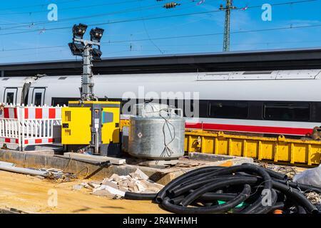 Travaux de réparation et de construction de la section ferroviaire sur le fond d'une voiture de tourisme. Banque D'Images