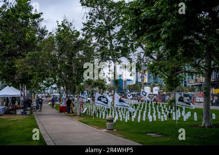 San Diego, États-Unis. 29th mai 2023. Les vétérans de San Diego pour la paix ont installé le « Mémorial de l'ouest d'Arlington, ville natale » en face du musée USS Midway dans le centre-ville de San Diego. Le mémorial est composé de marqueurs de tombe, en forme de tombe, avec les noms des 288 membres du service de la Californie du Sud qui sont morts dans les guerres d'Irak et d'Afghanistan. Pierre tombale. Les marqueurs noirs représentent ceux qui sont perdus au suicide, 29 mai 2023. (Matthew Bowler/KPBS/Sipa USA) **AUCUNE VENTE À SAN DIEGO-SAN DIEGO OUT** Credit: SIPA USA/Alay Live News Banque D'Images