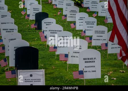 San Diego, États-Unis. 29th mai 2023. Les vétérans de San Diego pour la paix ont installé le « Mémorial de l'ouest d'Arlington, ville natale » en face du musée USS Midway dans le centre-ville de San Diego. Le mémorial est composé de marqueurs de tombe, en forme de tombe, avec les noms des 288 membres du service de la Californie du Sud qui sont morts dans les guerres d'Irak et d'Afghanistan. Pierre tombale. Les marqueurs noirs représentent ceux qui sont perdus au suicide, 29 mai 2023. (Matthew Bowler/KPBS/Sipa USA) **AUCUNE VENTE À SAN DIEGO-SAN DIEGO OUT** Credit: SIPA USA/Alay Live News Banque D'Images