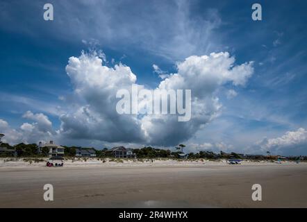 Des nuages spectaculaires au-dessus de la plage sur Hilton Head Island, en Caroline du Sud Banque D'Images