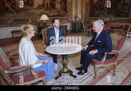 Bruxelles, Belgique. 30th mai 2023. Roi Philippe - Filip de Belgique (R), Olivier Vandecastesteele (C) et la mère d'Olivier Annie Santy photographiés lors d'une réunion au Château Royal de Laken/Laeken, Bruxelles, le mardi 30 mai 2023. Le travailleur humanitaire belge Vandecasteele est arrivé vendredi dernier en Belgique après avoir passé 455 jours dans une prison iranienne. BELGA PHOTO POOL OLIVIER POLET crédit: Belga News Agency/Alay Live News Banque D'Images