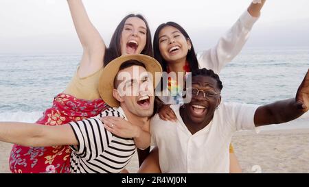 Groupe d'amis divers s'amuser à la plage. Vacances , été, fête de plage Banque D'Images