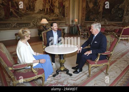 Bruxelles, Belgique. 30th mai 2023. Roi Philippe - Filip de Belgique (R), Olivier Vandecastesteele (C) et la mère d'Olivier Annie Santy photographiés lors d'une réunion au Château Royal de Laken/Laeken, Bruxelles, le mardi 30 mai 2023. Le travailleur humanitaire belge Vandecasteele est arrivé vendredi dernier en Belgique après avoir passé 455 jours dans une prison iranienne. BELGA PHOTO POOL OLIVIER POLET crédit: Belga News Agency/Alay Live News Banque D'Images