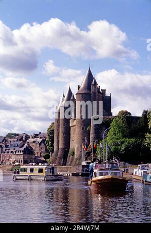 France. Bretagne. Château de Josselin et Nantes jusqu'au canal de Brest avec barge. Banque D'Images