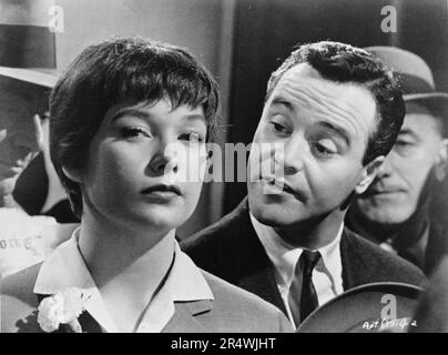 L'appartement, une comédie dramatique américaine de 1960 film produit et réalisé par Billy Wilder. Avec Jack Lemmon, Shirley MacLaine et Fred MacMurray. Il a été un succès commercial et critique et a pris 25 millions de dollars au box-office. Banque D'Images