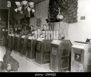 Albert Einstein's 'Peep Show' Kinétoscope Arcade. Le kinétoscope était un des premiers motion photo exposition périphérique qui permet de visualiser des films par une personne à la fois à travers un judas fenêtre viewer sur le dessus. C'était le modèle de base pour les projections de film plus tard. Banque D'Images